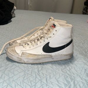 Nike Blazer Mid ‘77 in color white and black, size 6Y.
